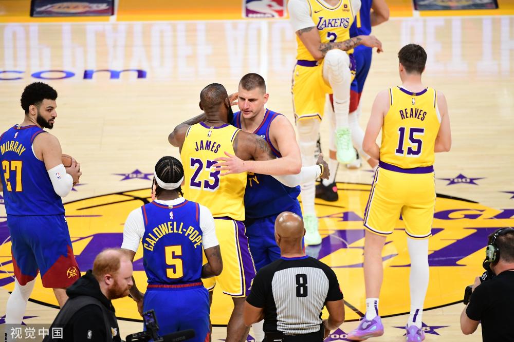 由于西蒙斯 由于西蒙斯